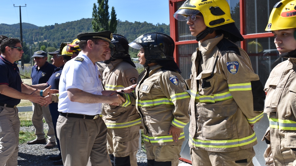 Bomberos de la zona cordillerana de la Araucanía son visitados por el Presidente Nacional Juan Carlos Field